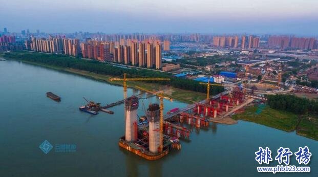 世界上跨度最大的双层悬索桥：武汉杨泗港长江大桥(双层双向10车道)